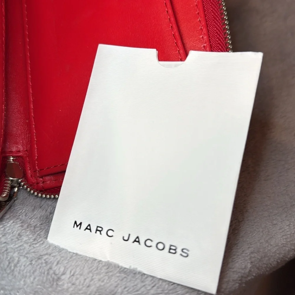 ❤️MARC JACOBS❤️Red Embossed Hearts Patent Leather Phone Wristlet/NWOT